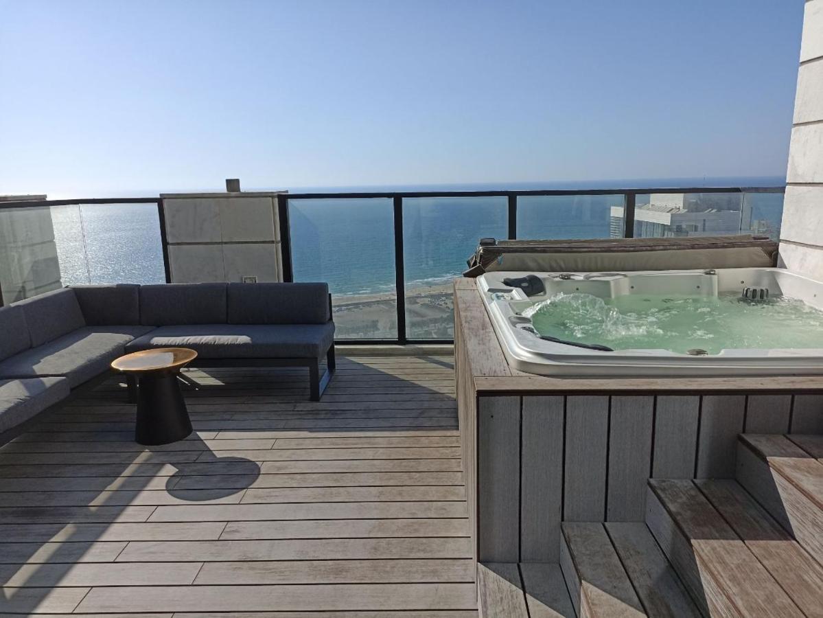 Yalarent Sea-Breeze Penthouse With Jacuzzi Daire Bat Yam Dış mekan fotoğraf