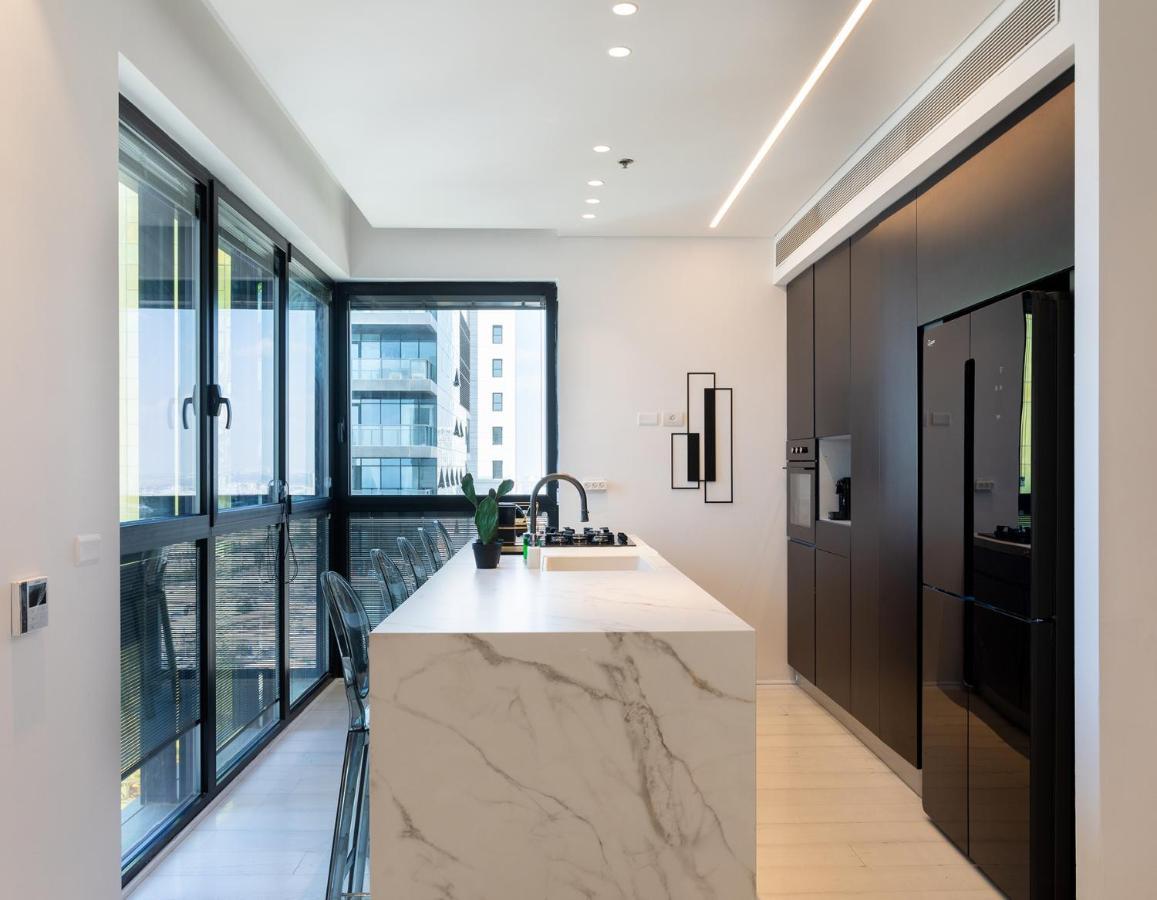 Yalarent Sea-Breeze Penthouse With Jacuzzi Daire Bat Yam Dış mekan fotoğraf