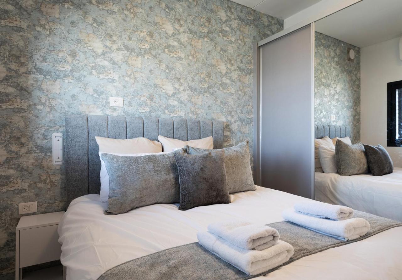 Yalarent Sea-Breeze Penthouse With Jacuzzi Daire Bat Yam Dış mekan fotoğraf