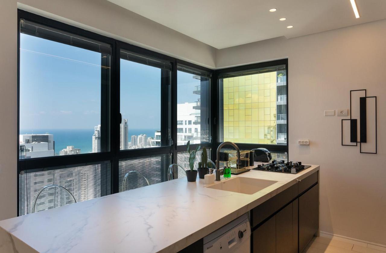Yalarent Sea-Breeze Penthouse With Jacuzzi Daire Bat Yam Dış mekan fotoğraf