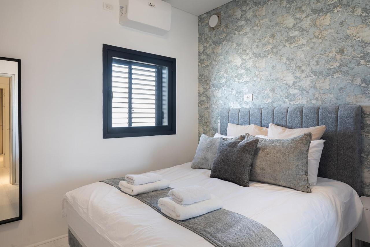 Yalarent Sea-Breeze Penthouse With Jacuzzi Daire Bat Yam Dış mekan fotoğraf