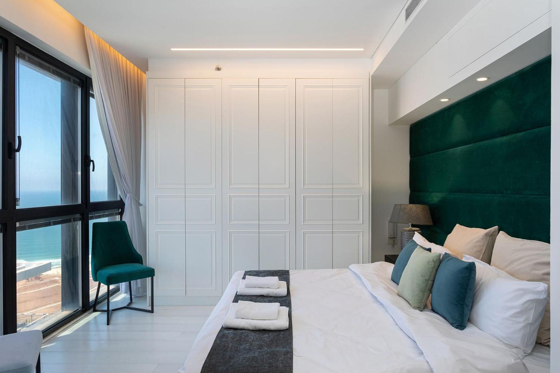 Yalarent Sea-Breeze Penthouse With Jacuzzi Daire Bat Yam Dış mekan fotoğraf