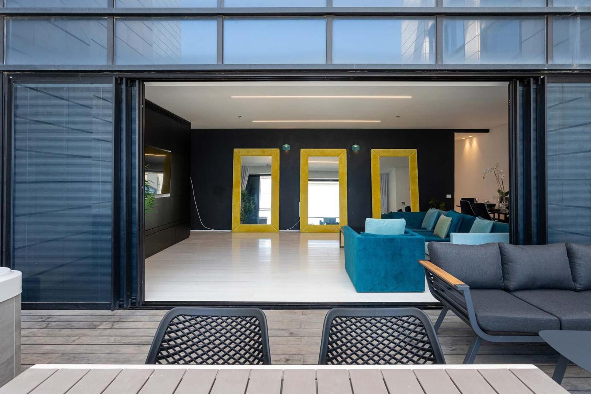 Yalarent Sea-Breeze Penthouse With Jacuzzi Daire Bat Yam Dış mekan fotoğraf