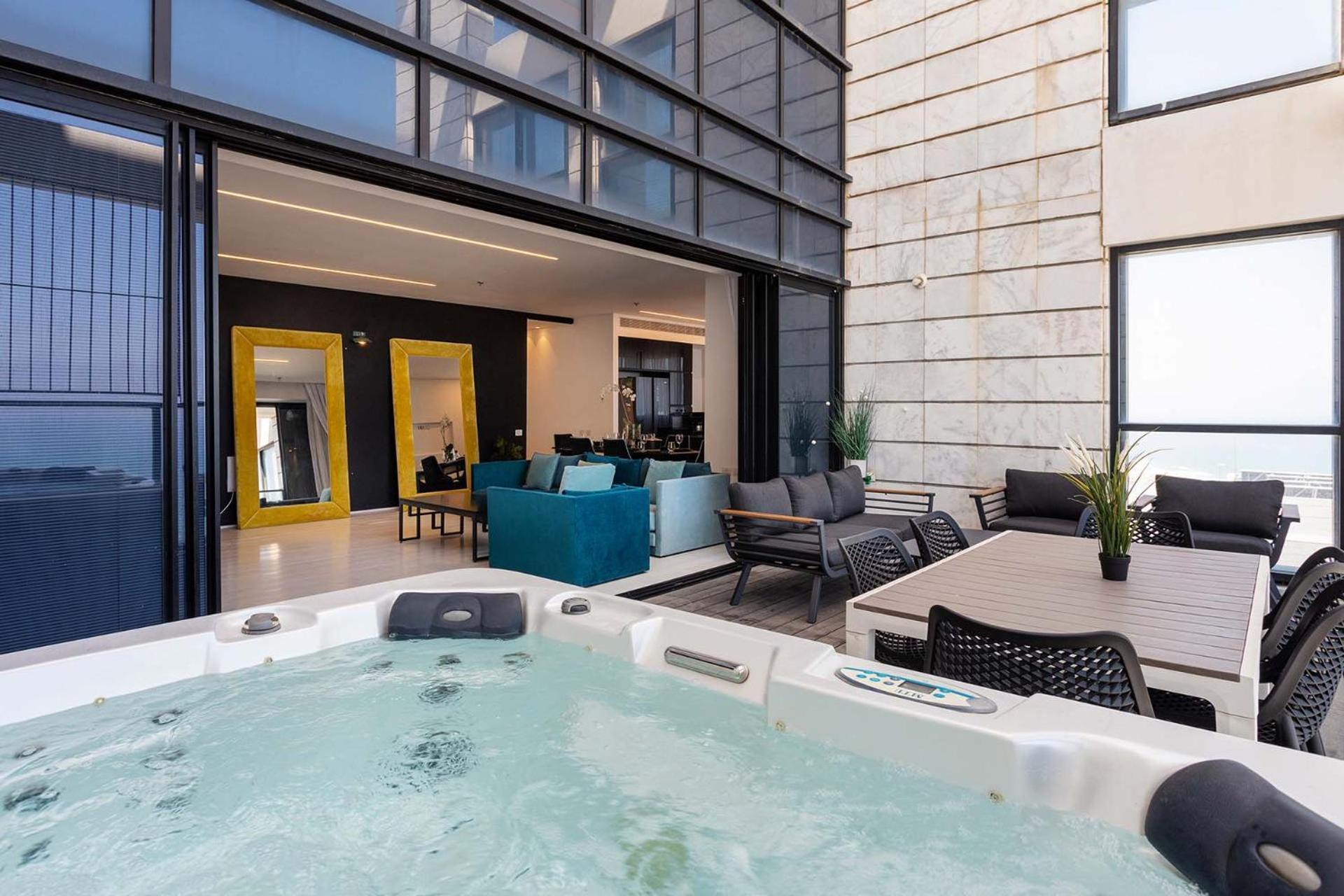 Yalarent Sea-Breeze Penthouse With Jacuzzi Daire Bat Yam Dış mekan fotoğraf